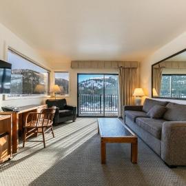 Spacious 1BR Condo w/ Lake View #136 at Donner Lake Village, отель в городе Траки