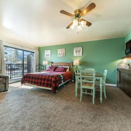 Cozy Studio w/Partial Lake view #224 at Donner Lake Village、トラッキーのホテル