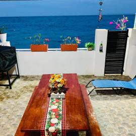 Samanthas Cove Private Beach House Oslob Cebu locals call it the White House، فندق في Luka