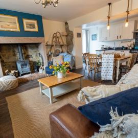 Rose Cottage by Coast & Country Stays, hotel in Beadnell