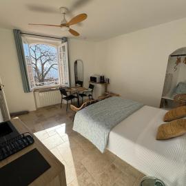 Studio Liège, vue mer au village de Bormes les Mimosas