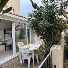 Appartement T2 cabine avec grande terrasse, proche plage, parking et équipements complets - FR-1-387-165, hotel in Marseillan