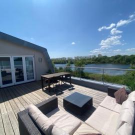 HM111 Penthouse Apartment with Lake View & free Spa Access- Lower Mill Estate Cotswolds, hotel a Somerford Keynes