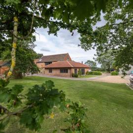 The Granary - Wood Farm Barn. Luxury Barn with wonderful countryside views: Bawdeswell şehrinde bir otel