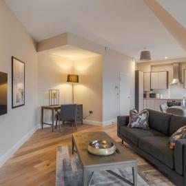 Spacious Luxury Penthouse, 2BR, Private Parking - By Tempstay, hótel í Windsor