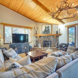 Big Bear Lake Cabin w/ Hot Tub & Gas Fire Pit!