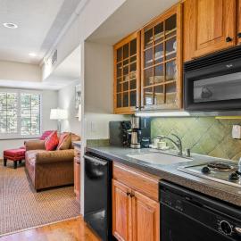 Palisades Tahoe Lodge Rentals Studio #203