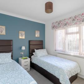 Apple House Wembley Twin Room shared bathroom, hotel in Edgware
