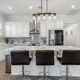 New 4 Bed luxury house w/Private Heated Pool, hotel in New Orleans