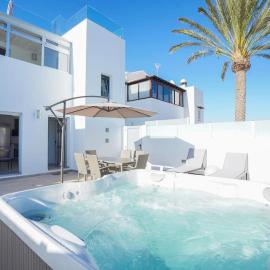 Luxury Solarium, Jacuzzi, A/C and Wi-fi, hotel u gradu Tijas