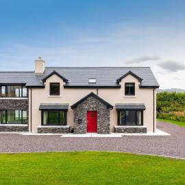 Luxury 4 bedroom holiday home overlooking the sea on Valentia Island