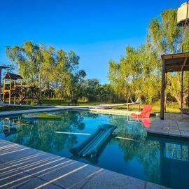 Carlos Keen में, होटल Propiedad Privada con Piscina y parque