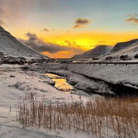 Experience unique Faroe Islands holiday home by the sea with great views, fully equipped kitchen and reliable Wi-Fi, hotelli kohteessa Norðragøta