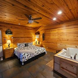 Near Beaver Lake, King BedJetted TubFire Pit #1, hotel in Eureka Springs