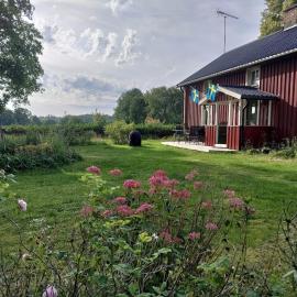 Lantlig idyll nära sjö i Småland