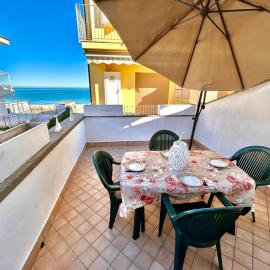 MARZIO - appartamenti con terrazzo, posto auto e spiaggia, hotel in Marcelli