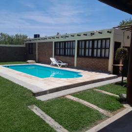 Hermosa casita con quincho y amplia pileta TODAS LAS COMODIDADES Paz total, hotel a Ullún
