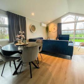 Beautiful chalet with airco, in a holiday park, hotel en Veldhoven