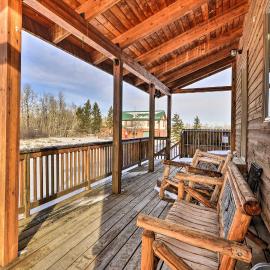 'Off The Beaten Path' Cabin w/ Mtn Views & Hot Tub, hotel u gradu Red Lodž