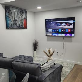 Modern 2 Bedroom Basement Suite at West Edmonton، فندق في إيدمونتون