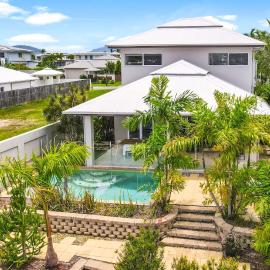 The Anchorage - Ultimate Waterfront Villa, hotell i Trinity Beach