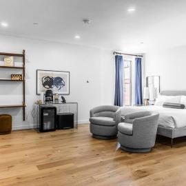 Historic DTWN Hotel, The Phenix, King Bed, Room # 303, hotell i Bangor