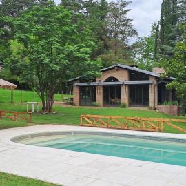 La Calma, casa frente al río, gran parque y pileta, hotel in Villa Icho Cruz