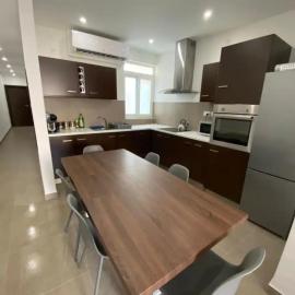 4 bedroom apt 5 mins away from beach and amenities