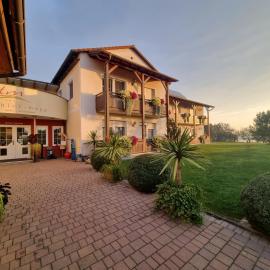 Hotel-Restaurant Teuschler-Mogg Bad Waltersdorf inklusiv Genusscard: Bad Waltersdorf şehrinde bir otel