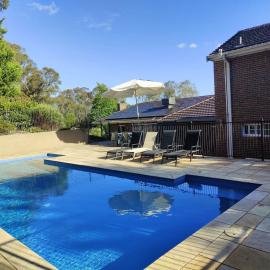 4-bedroom Acre Retreat with Pool & Garden - Pets and Long Stays Welcome, khách sạn ở Lower Plenty