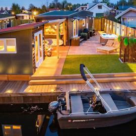 Cabana incl boat, jacuzzi,subboarts on a quiet park with private parking, hotel u gradu Loosdrecht