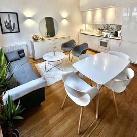 Appartement 50m2 avec terrasse idéalement situé, hotel in Boulogne-Billancourt