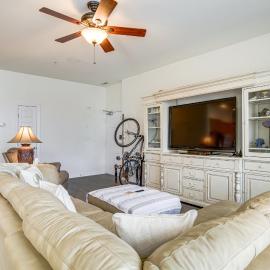 4 Mi to Beaches: Pet-Friendly Lewes Condo!, hotel a Lewes