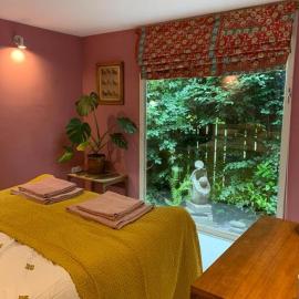 The Deckhouse, cabin with big deck nr Hay-on-Wye, hotel in Rhos-gôch
