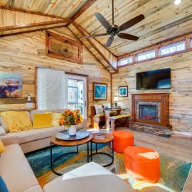 Hook, Line & Sinker Retreat w/ Fire Pit!, hotel in Broken Bow