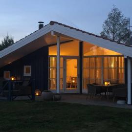 Lækkert sommerhus i gåafstand til by og strand – hotel w mieście Bøtø By