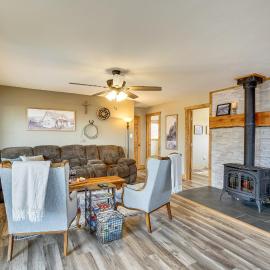 Idyllic Rye Cabin: Deck w/ Mountain Views!, hotel a Rye