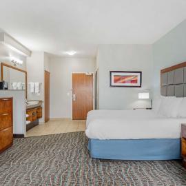Best Western PLUS Peppertree Inn at Omak، فندق في أوماك