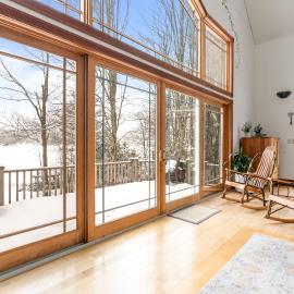 Spacious Lakefront Retreat w/Stunning Views, hotel a Hinesburg
