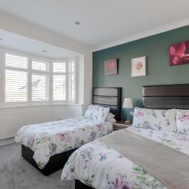 Apple House Wembley - Family room with shared bathroom, hotel in Edgware