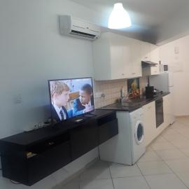 A CHEERFUL APARTMENT in a popular area, hotel in Pallouriotissa