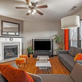 Kid-Friendly 4BR Oasis Stocked With Toys, hotel in Duluth