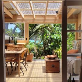 The Bay Cottage - Located Directly Across the Road from 2 Swimming Beaches, hotel in Great Barrier Island