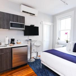 A Stylish Stay w/ a Queen Bed, Heated Floors.. #26, hotel a Brookline