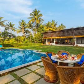 The Courtyard by StayVista - Private Pool with Rustic Charm, Vibrant Courtyard, Spacious Verandah & Garden, hotel sa Alibaug