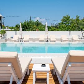 Ennea Suites-Luna suite, hotel en Flámbouras