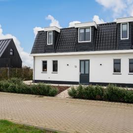 8 persons waterfront Villa Tulpenacker, hotel in Roelofarendsveen