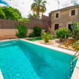 Typical old Majorcan house with a private pool, hotel a Biniali