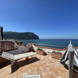 The Lodge by the sea, hotelli kohteessa Forio d'Ischia