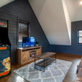Chalet Amelia Lake View HotTub Fireplace Arcade, hotel em Dandridge